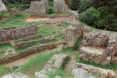 Tsikhisdziri, Gürcistan - 13 Ağustos 2021: Eski Bizans Petra kalesinin restorasyonu ve kazısı