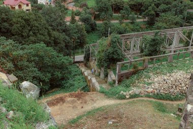 Tsikhisdziri, Gürcistan - 13 Ağustos 2021: Eski Bizans Petra kalesinin restorasyonu ve kazısı