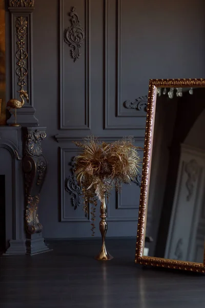 Kuru bitkiler altınla boyanmış. 