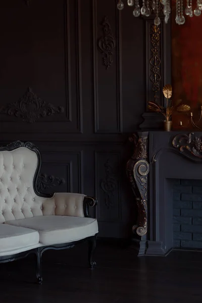 Koyu ahşap saplı, çerçeveli ve beyaz yorganlı beyaz renkli kanepe. Eski bir iç mekan konsepti.