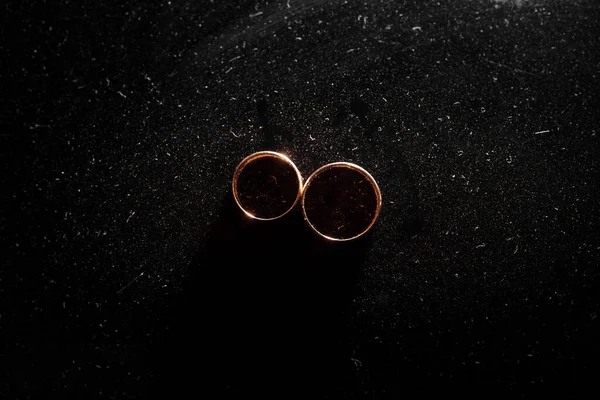 Обручальные Кольца Черном Фоне — стоковое фото