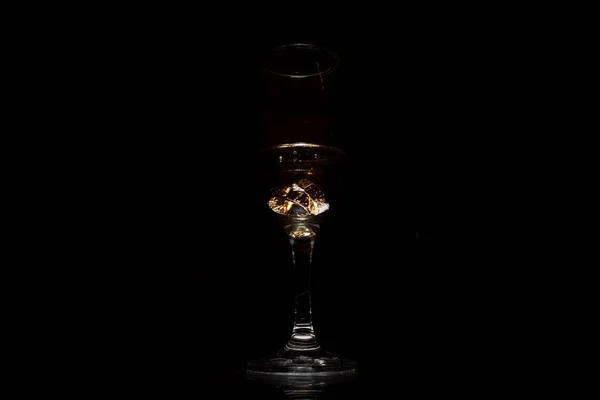 Бокал Шампанского Обручальным Кольцом Черном Фоне — стоковое фото