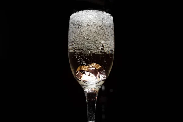 Glas Champagne Met Trouwring Zwarte Achtergrond — Stockfoto