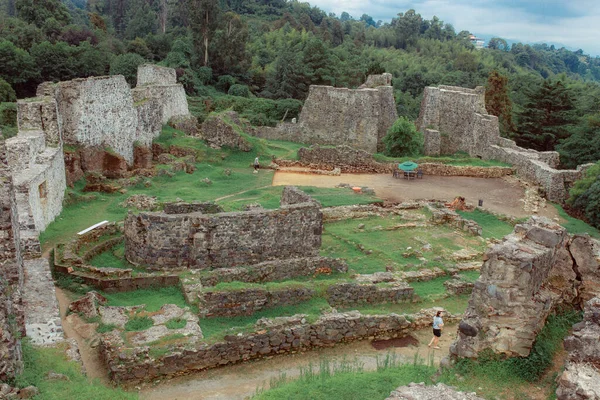 Tsikhisdziri, Gürcistan - 13 Ağustos 2021: Eski Bizans Petra kalesinin restorasyonu ve kazısı