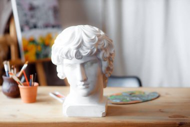 Antik şehir müzesindeki bir kadın heykeli. 