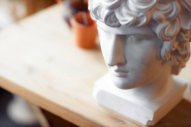 Antik şehir müzesindeki bir kadın heykeli. 