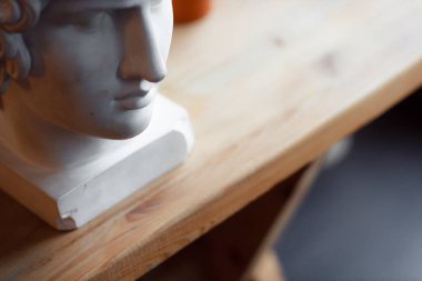 Antik şehir müzesindeki bir kadın heykeli. 