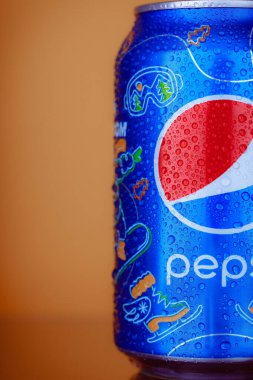Metal Pepsi kavanozunu kapat.