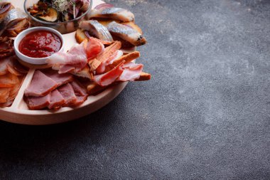 Tahtaya konmuş mezeler.