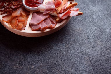 Tahtaya konmuş mezeler.