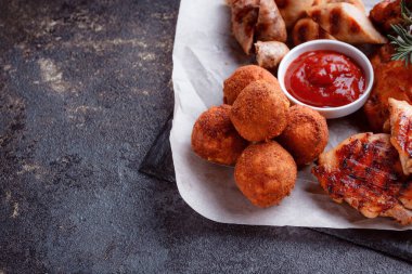 Izgara et. Çıtır tavuk kanadı. Ketçap ve biberiye filizi şeklinde baharat..