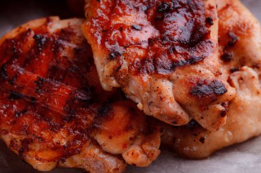 Izgara et. Çıtır tavuk kanadı. Ketçap ve biberiye filizi şeklinde baharat..