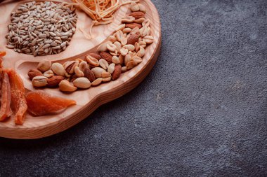 Ahşap çatal üzerinde bira için atıştırmalıklar. Dilimlenmiş balık dilimleri ve sopa şeklinde. Fındık ve peynir karışımı. Koyu dokuda yemek. Çevre dostu sofra takımı.