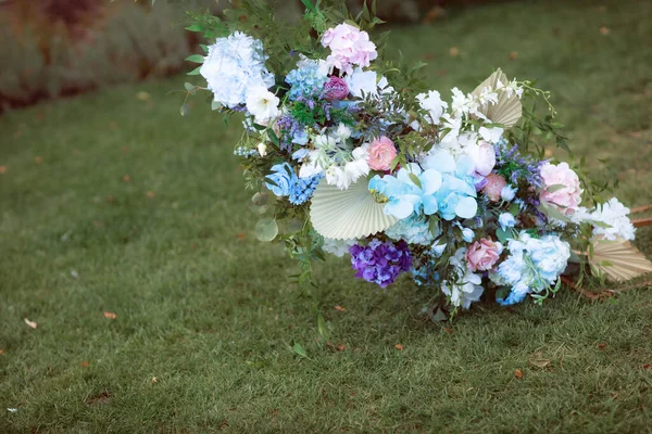 Buquê Casamento Flores Brancas Violetas — Fotografia de Stock