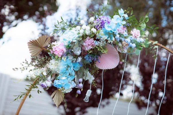 Buquê Casamento Flores Brancas Violetas — Fotografia de Stock