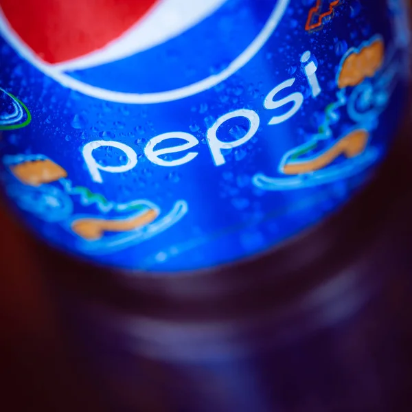 Metal Pepsi kavanozunu kapat.