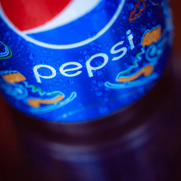 Metal Pepsi kavanozunu kapat.