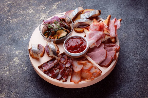 Tahtaya konmuş mezeler.