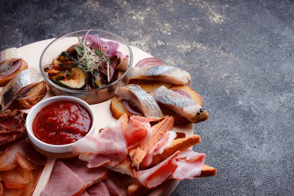 Tahtaya konmuş mezeler.