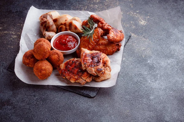 Gegrilde Stuk Vlees Knapperige Kippenvleugels Kruiden Vorm Van Ketchup Takjes — Stockfoto