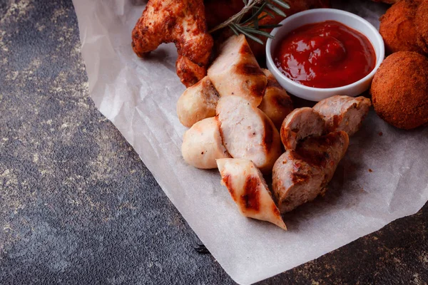 Potongan Daging Panggang Sayap Ayam Renyah Bumbu Dalam Bentuk Kecap — Stok Foto