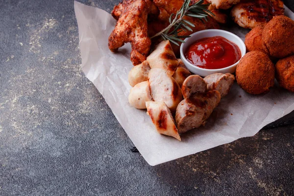 Grilled Piece Meat Crispy Chicken Wings Seasoning Form Ketchup Sprigs — Stok Foto