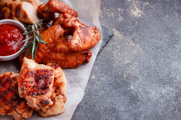 Gegrilde Stuk Vlees Knapperige Kippenvleugels Kruiden Vorm Van Ketchup Takjes — Stockfoto