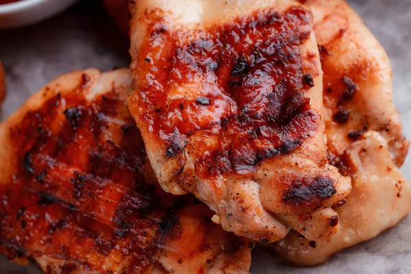 Pedaço Carne Grelhada Asas Frango Crocantes Tempero Sob Forma Ketchup — Fotografia de Stock