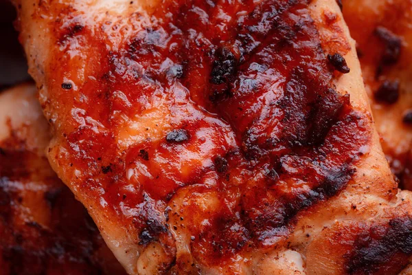 Gegrilde Stuk Vlees Knapperige Kippenvleugels Kruiden Vorm Van Ketchup Takjes — Stockfoto