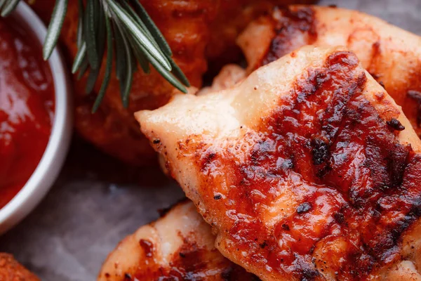 Gegrilde Stuk Vlees Knapperige Kippenvleugels Kruiden Vorm Van Ketchup Takjes — Stockfoto