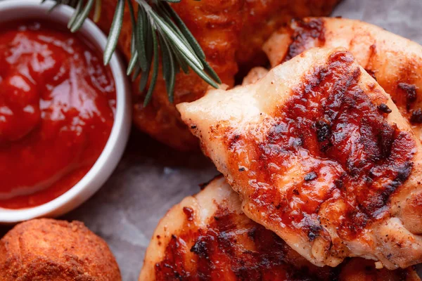 Grilled Piece Meat Crispy Chicken Wings Seasoning Form Ketchup Sprigs — Stok Foto