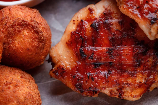 Pedaço Carne Grelhada Asas Frango Crocantes Tempero Sob Forma Ketchup — Fotografia de Stock