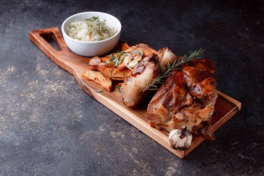 Kemiğin üzerinde büyük bir parça kızarmış et. Josper 'da kızartılmış sarımsak. Büyük parçalar halinde ızgara patates..