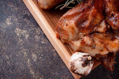 Kemiğin üzerinde büyük bir parça kızarmış et. Josper 'da kızartılmış sarımsak. Büyük parçalar halinde ızgara patates..