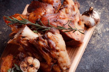 Kemiğin üzerinde büyük bir parça kızarmış et. Josper 'da kızartılmış sarımsak. Büyük parçalar halinde ızgara patates..