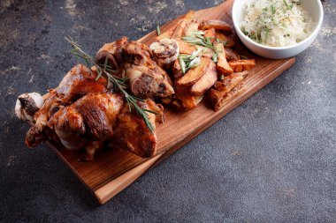 Kemiğin üzerinde büyük bir parça kızarmış et. Josper 'da kızartılmış sarımsak. Büyük parçalar halinde ızgara patates..