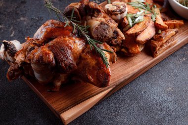 Kemiğin üzerinde büyük bir parça kızarmış et. Josper 'da kızartılmış sarımsak. Büyük parçalar halinde ızgara patates..