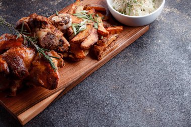 Kemiğin üzerinde büyük bir parça kızarmış et. Josper 'da kızartılmış sarımsak. Büyük parçalar halinde ızgara patates..