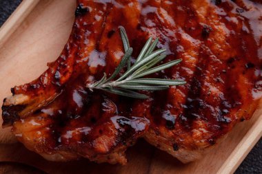 Karamelli soslu ızgara domuz eti. Çevre dostu ahşap kaplarda et servisi. Taze biberiye ve domates sosu..