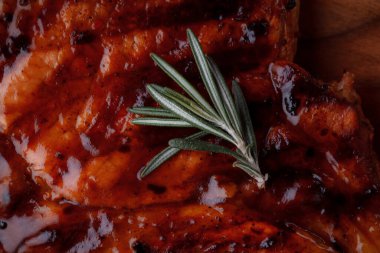 Karamelli soslu ızgara domuz eti. Çevre dostu ahşap kaplarda et servisi. Taze biberiye ve domates sosu..