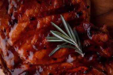 Karamelli soslu ızgara domuz eti. Çevre dostu ahşap kaplarda et servisi. Taze biberiye ve domates sosu..