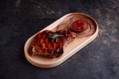 Karamelli soslu ızgara domuz eti. Çevre dostu ahşap kaplarda et servisi. Taze biberiye ve domates sosu..