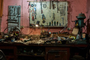 İş yerinde kaos. Hizmet. Eski bir tamirhane. El işçiliğinin yeri. Sıralanmamış araç.