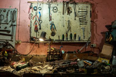 İş yerinde kaos. Hizmet. Eski bir tamirhane. El işçiliğinin yeri. Sıralanmamış araç.