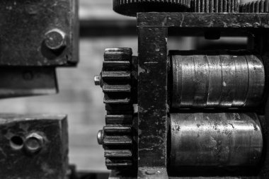 Yedek parçaları elle işlemek için kullanılan metal makinenin bir parçası. Endüstriyel tasarım.