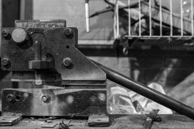 Yedek parçaları elle işlemek için kullanılan metal makinenin bir parçası. Endüstriyel tasarım.