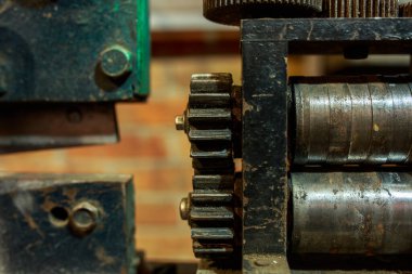 Yedek parçaları elle işlemek için kullanılan metal makinenin bir parçası. Endüstriyel tasarım.