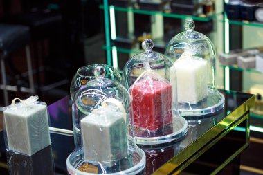 Cam mataralarda yanan uzun mumlardan oluşan romatik dekoratif mumlar