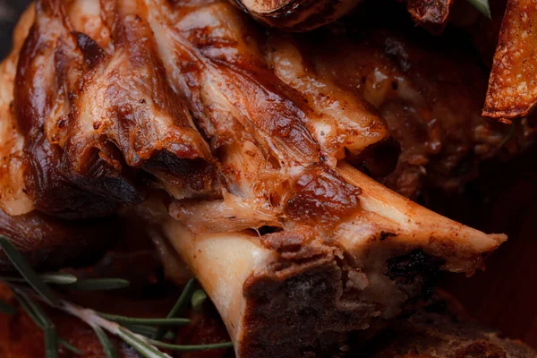 Sepotong Besar Daging Goreng Pada Close Tulang Diiris Bawang Putih — Stok Foto