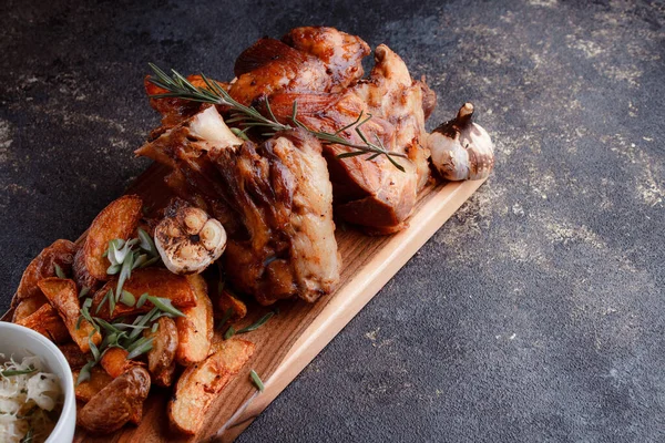 Large Piece Fried Meat Bone Close Sliced Garlic Fried Josper — Stock Photo, Image